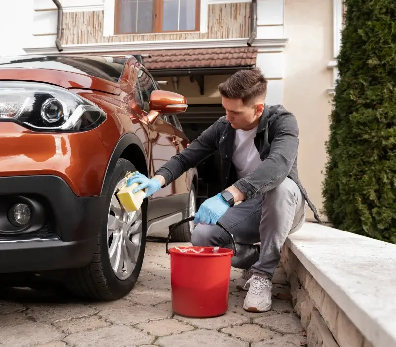 Lavage auto à domicile L'Hermitage : professionnel intervenant sur un véhicule